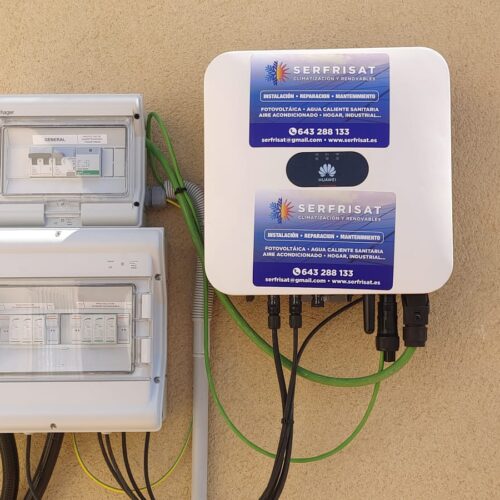 Cuadro eléctrico con regulador transformador de la instalación fotovoltaica de 6.6 kW de electricidad.