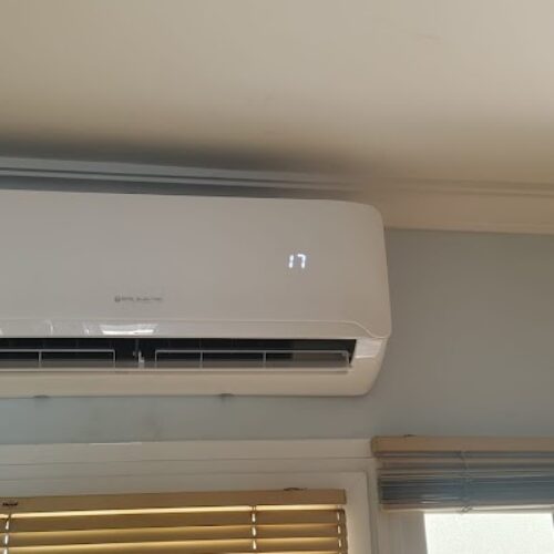 Instalación equipos aire bomba triple A+++ Majestic en la localidad de Aguadulce.